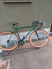 Scatto fisso verde ruote arancioni