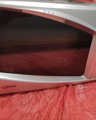 Forno a microonde  De Longhi più bilancino iregalo