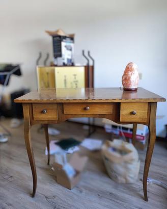 Scrivania vintage in legno con cassetti e intarsi