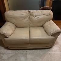 divano in pelle beige