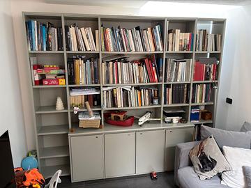 Libreria artigianale modulare in legno massello