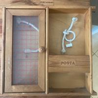 Portachiavi e portalettere da parete in legno
