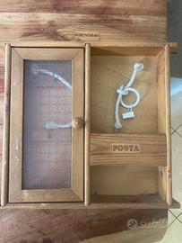 Portachiavi e portalettere da parete in legno