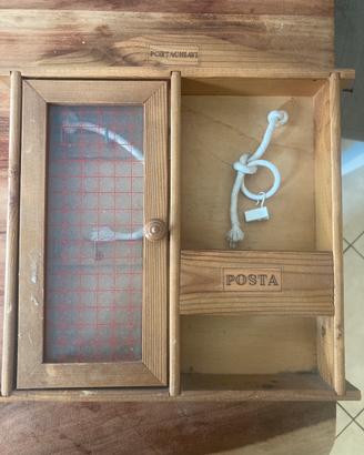 Portachiavi e portalettere da parete in legno