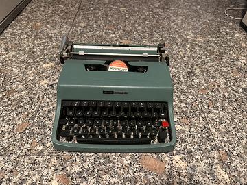 Macchina da scrivere Olivetti lettera 32