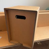 Arredi in cartone e scrivanie in legno