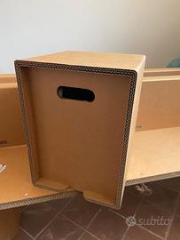 Arredi in cartone e scrivanie in legno