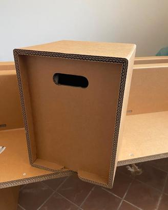 Arredi in cartone e scrivanie in legno