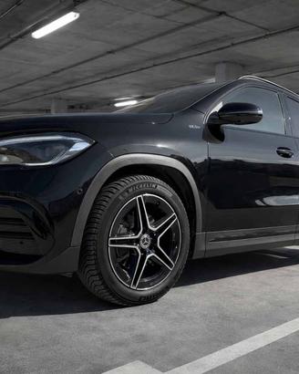 MERCEDES BENZ GLA 220D 4 MATIC