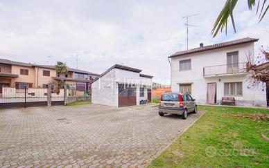 TRILOCALE INDIPENDENTE CON AMPIO GIARDINO E BOX