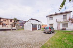 TRILOCALE INDIPENDENTE CON AMPIO GIARDINO E BOX