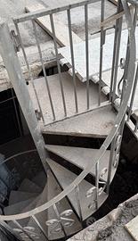 Scala a chiocciola in metallo 273+86palo,diam140cm