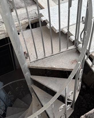 Scala a chiocciola in metallo 273+86palo,diam140cm