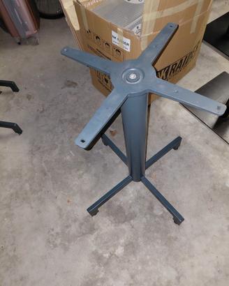 Tavoli in legno con base in ferro