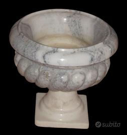 VASO A COPPA SCOLPITO IN MARMO BIANCO VENATO