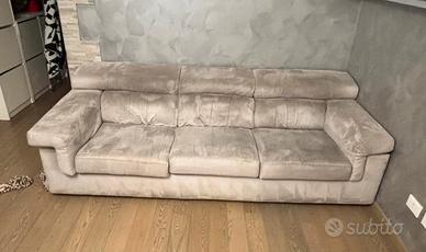 Divano 3 posti + pouf grigio chiaro  Poltronesofà