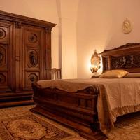 Armadio e  letto matrimoniale in legno massello