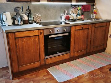 Cucina con elettrodomestici