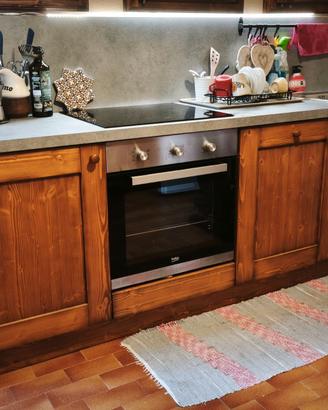 Cucina con elettrodomestici