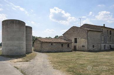 Porzione di Cascina con Ampio Terreno da Ristruttu
