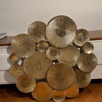 Decorazione da parete in metallo dorato