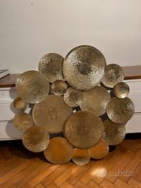 Decorazione da parete in metallo dorato