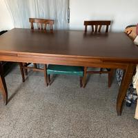 Tavolo allungabile in legno con 6 sedie coordinate