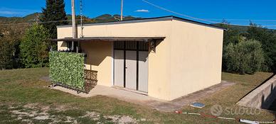 Deposito/Casetta con ampio terreno edificabile