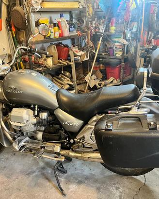 Moto Guzzi con borse – da rimettere in strada