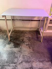 Scrivania in vetro ikea