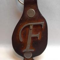 Portachiavi vintage artigianale cuoio iniziale "F"