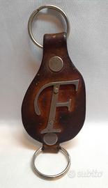 Portachiavi vintage artigianale cuoio iniziale "F"