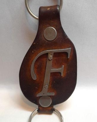 Portachiavi vintage artigianale cuoio iniziale "F"