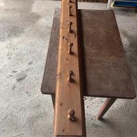 Antico attaccapanni da parete in legno