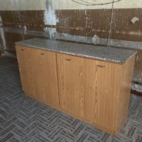 Dispensa in legno e marmo