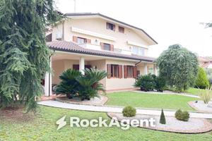 Villa di 755 m² con più di 5 locali e box auto dop