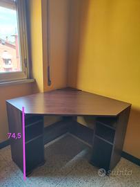 scrivania marrone Ikea angolare