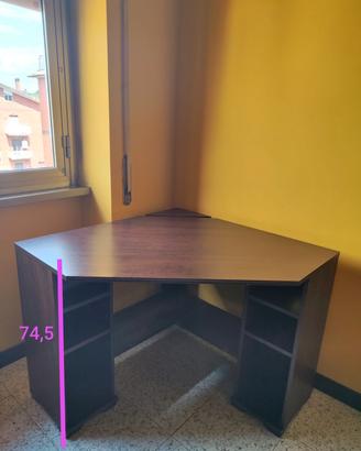 scrivania marrone Ikea angolare