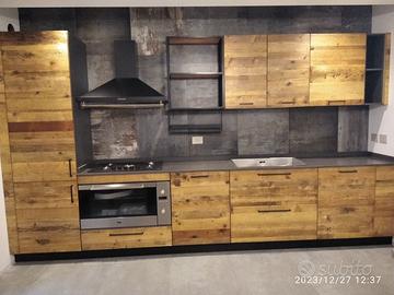 cucina laminato nero ante abete vecchio e ferro