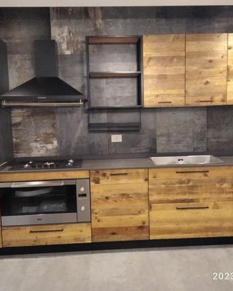 cucina laminato nero ante abete vecchio e ferro