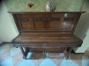 Pianoforte verticale in legno