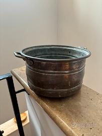 Pentola antica in rame