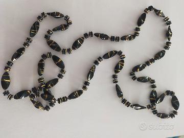 collana nera con filamenti dorati
