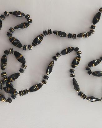 collana nera con filamenti dorati