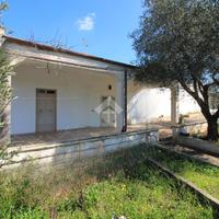 VILLA A SCHIERA A OSTUNI