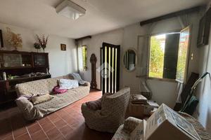 VILLA A SCHIERA A LOREGGIA