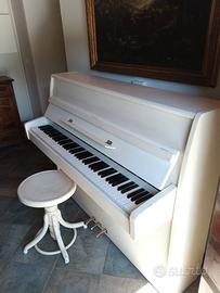 pianoforte a muro bianco accordato a 432mh 