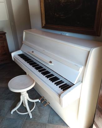 pianoforte a muro bianco accordato a 432mh 