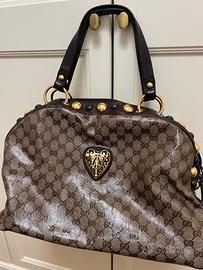 Borsa Gucci marrone lucida con borchie e loghi