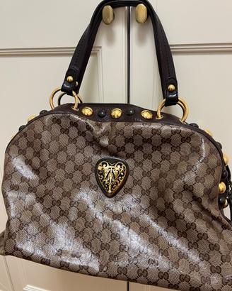Borsa Gucci marrone lucida con borchie e loghi